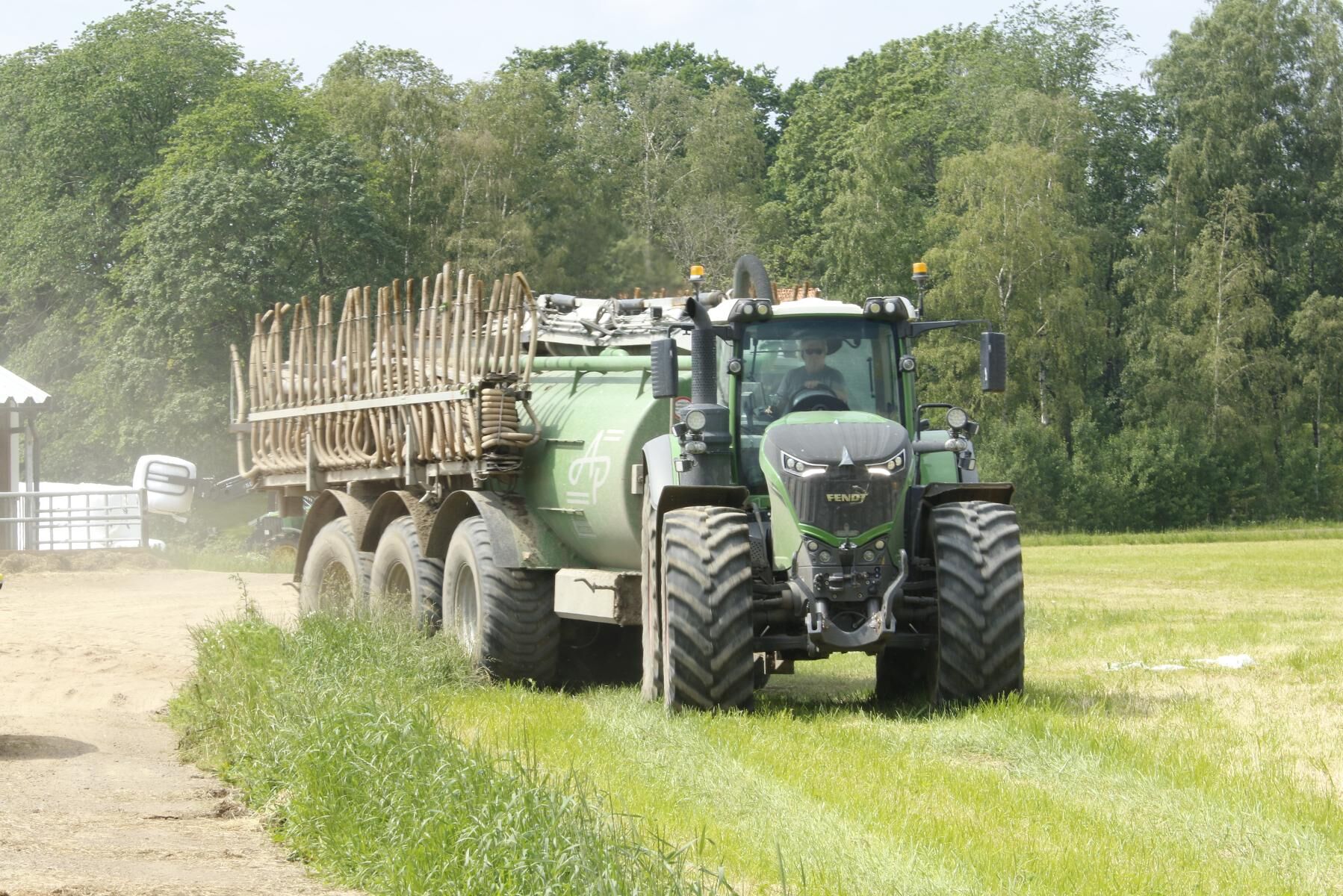 Nu är det full fart och Fendt 1042 stormar fram med den 22 kubik stora AP-tunnan med trippelhjul.