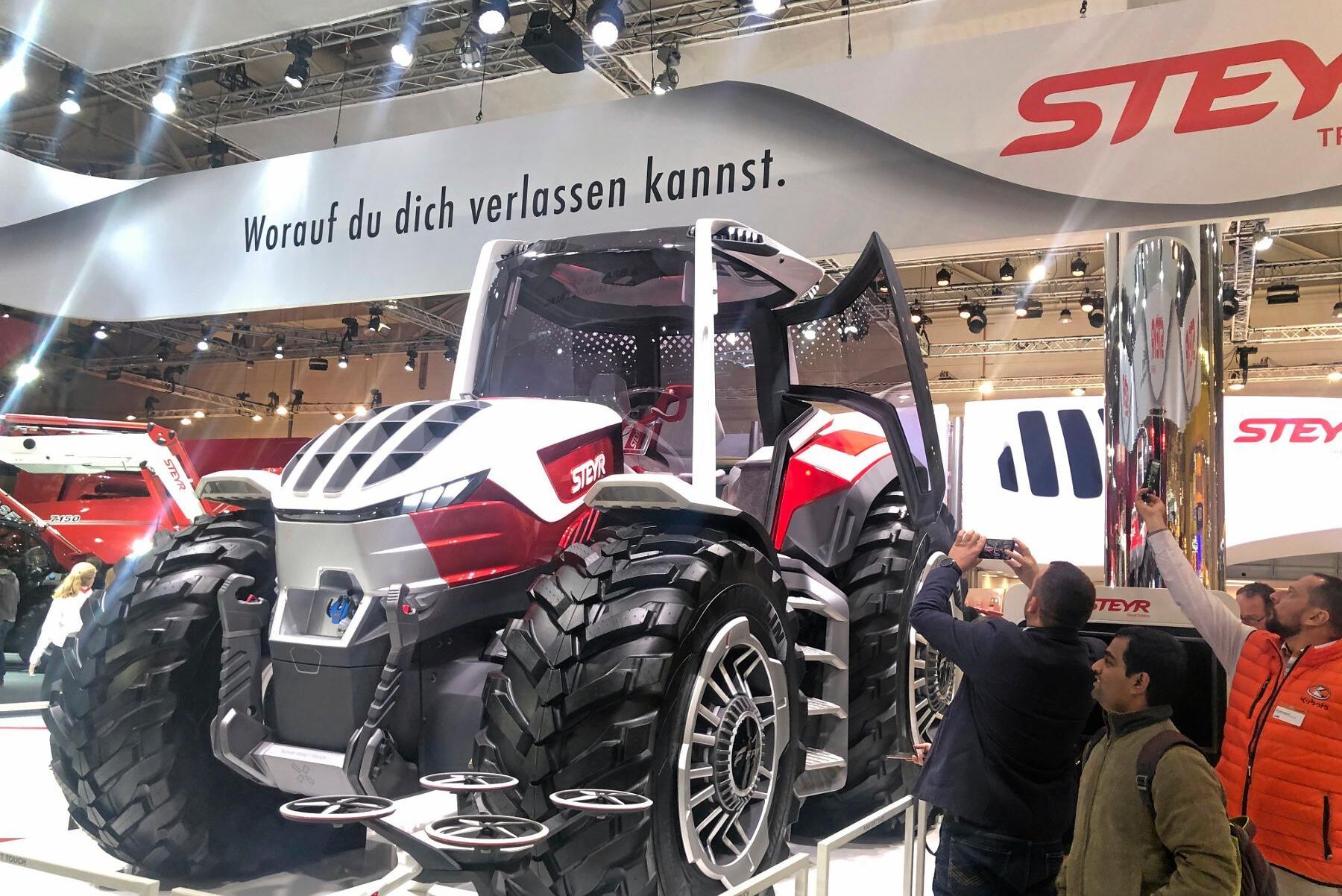 Genom att kombinera en konventionell drivlina med batterier och elmotorer tror sig Steyr kunna spara upp till tio procent av bränslet.