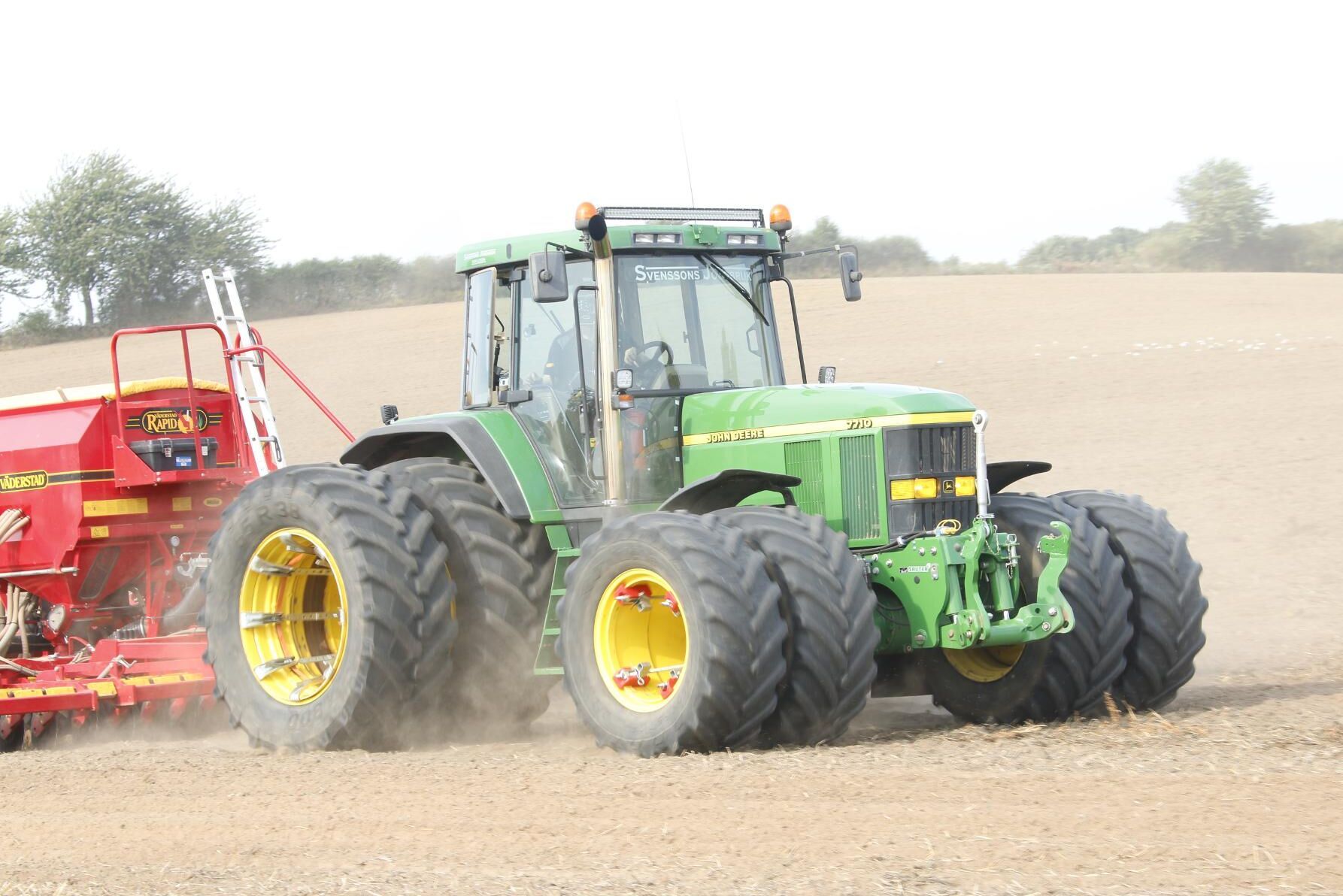 Svenssons Jordbruk släpper loss sin John Deere 7710 med Väderstad Rapid-såmaskinen. Det är dubbelmontage runt om och här slukar traktorn areal.
