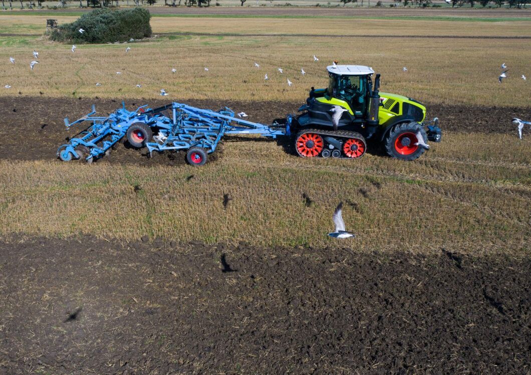 Med Axion Terra Trac tar Claas klivet upp i klassen av banddrivna traktorer med ett eget vidareutvecklat bandaggregat för traktorer.