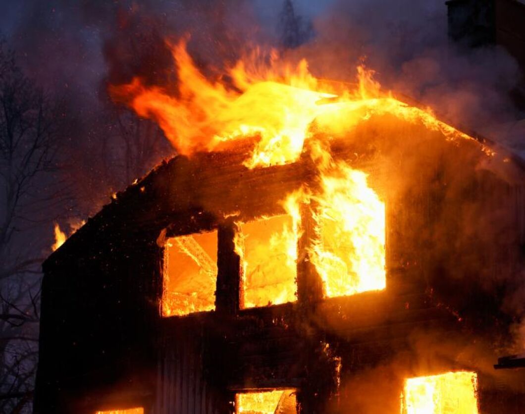 När räddningstjänsten kom fram till platsen kunde den konstatera att det brann fyra delar av frölagerbyggnaderna. Huset på bilden har dock inget med händelsen att göra.
