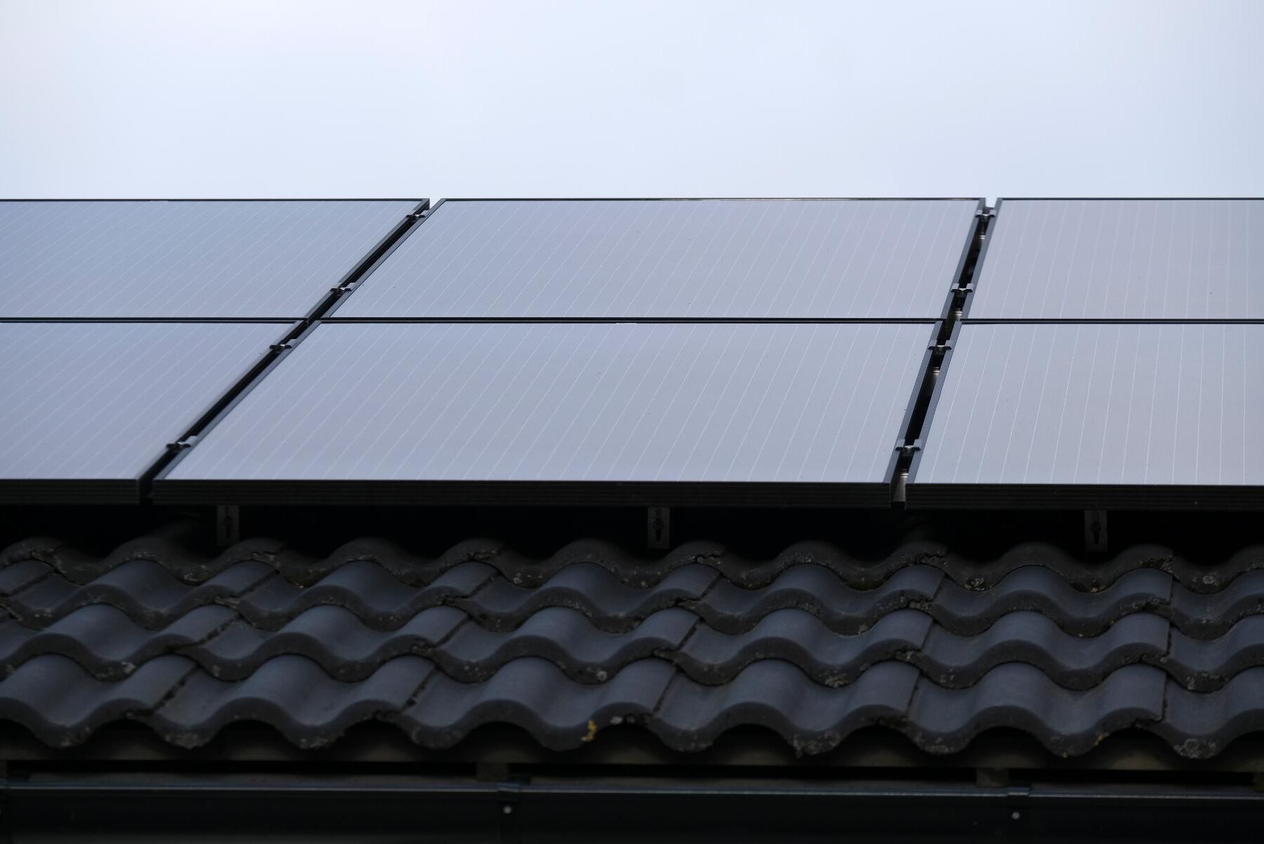Solceller på svenska tak kan ha tillverkats med tvångsarbete, enligt en rapport. Arkivbild.