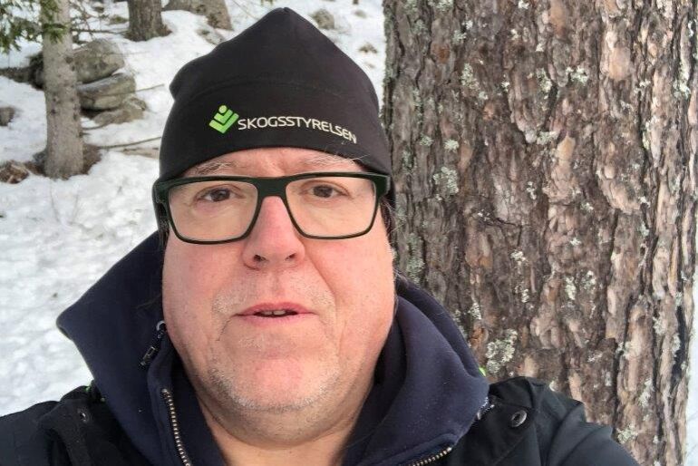 ”Just nu är det alldeles för farligt att ge sig ut och inspektera, 40-centimeters granar knäcks som stickor” säger Nils Frank.