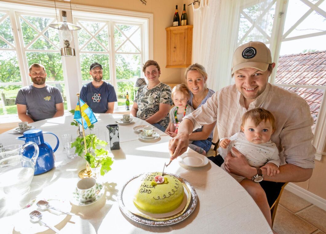 Anders Gunnarsson firar utnämningen till Årets spjutspets 2022 tillsammans med familj och medarbetare. I knät yngsta dottern Judith, sedan hustrun Lisa med äldsta dottern Marta och sedan medarbetarna Jonatan Bengtsson, Mattias Gunnarsson och Markus Johansson.