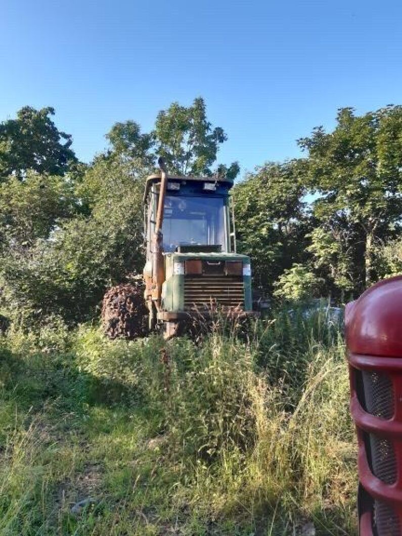 En gammal ÖSA 280 vilar i väntan på ny motor hos Frans Elofsson. 280:an lanseras 1985 och den har en lastförmåga på hela 18 ton.