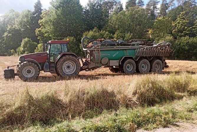 Detta är en Case IH MX170 med Samson PG15-tunna och 12 meters ramp. Det är Markus Andersson som kör och han är oerhört nöjd även om han avslöjar att det blir en del skruvande när man kör på entreprenad i Småland.