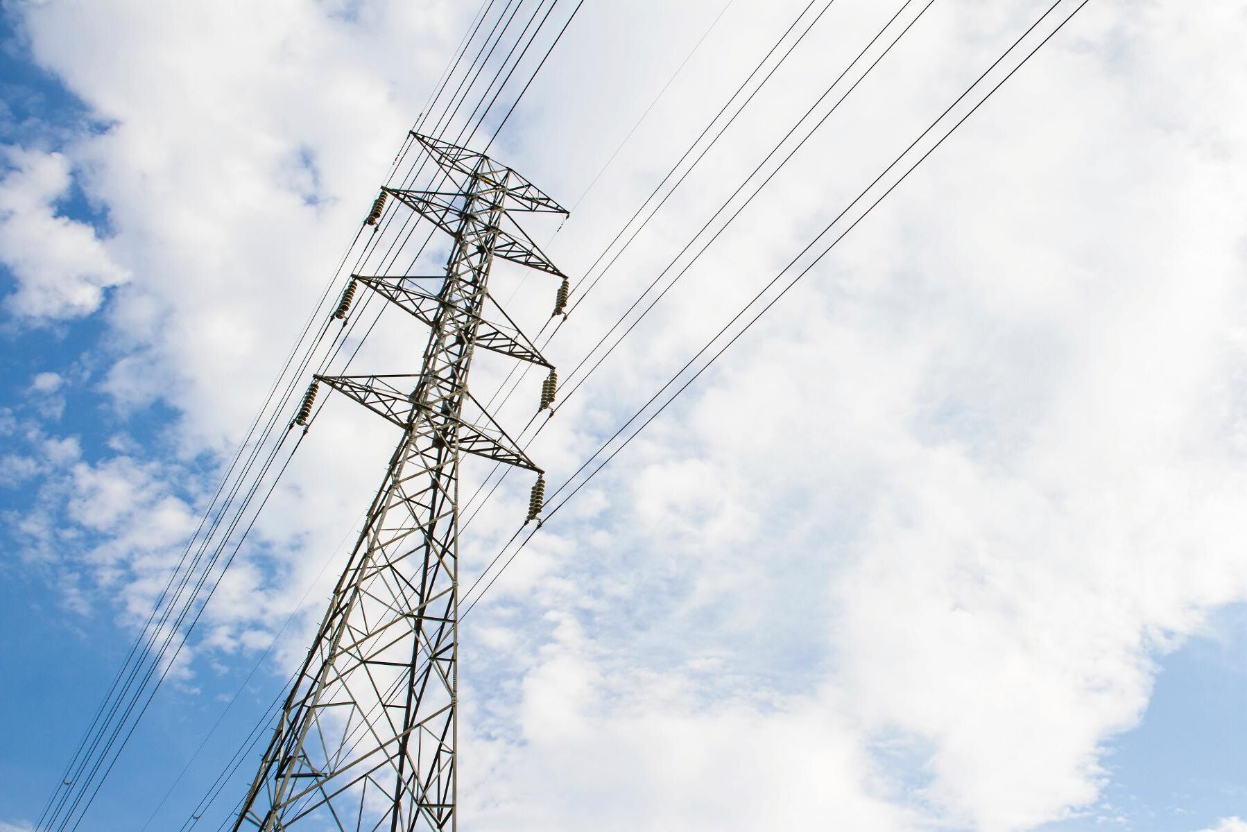 Vattenfall motiverar sitt beslut att välja luftledning med att de både är billigare att bygga och lättare att underhålla. Akrivbild.