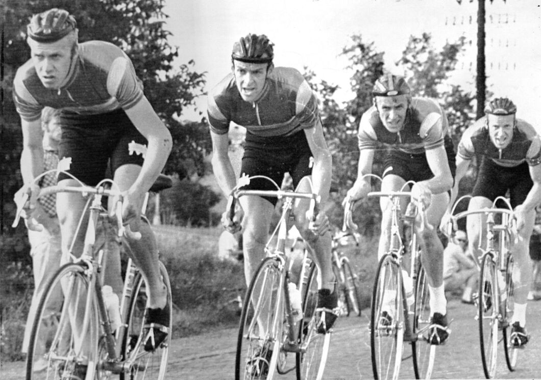 Bröderna Fåglum vinner världsmästerskapen i 100 km lagcykling i Tjeckoslovakien 1969. Fr v Erik, Gösta, Sture och Tomas.