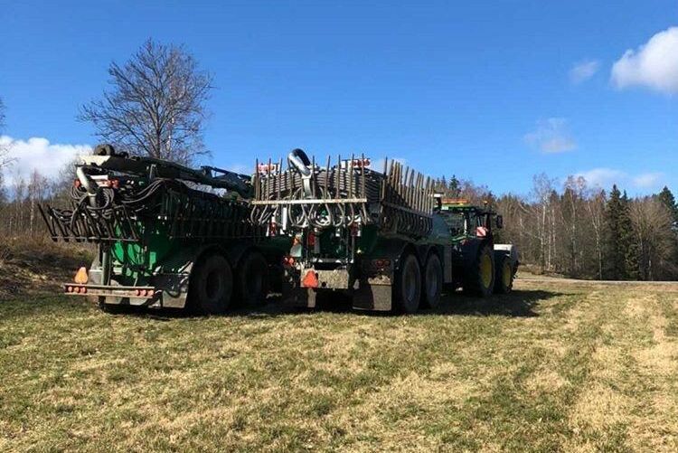 August Stjärne skickar också in en John Deere 7290R med 3 kubiks fronttank och en Samson PG2 20HWD. Här töms gödselbassängerna i rasande fart.
