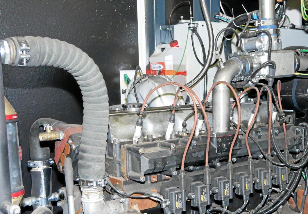 En konverterad dieselmotor generar el och värme.