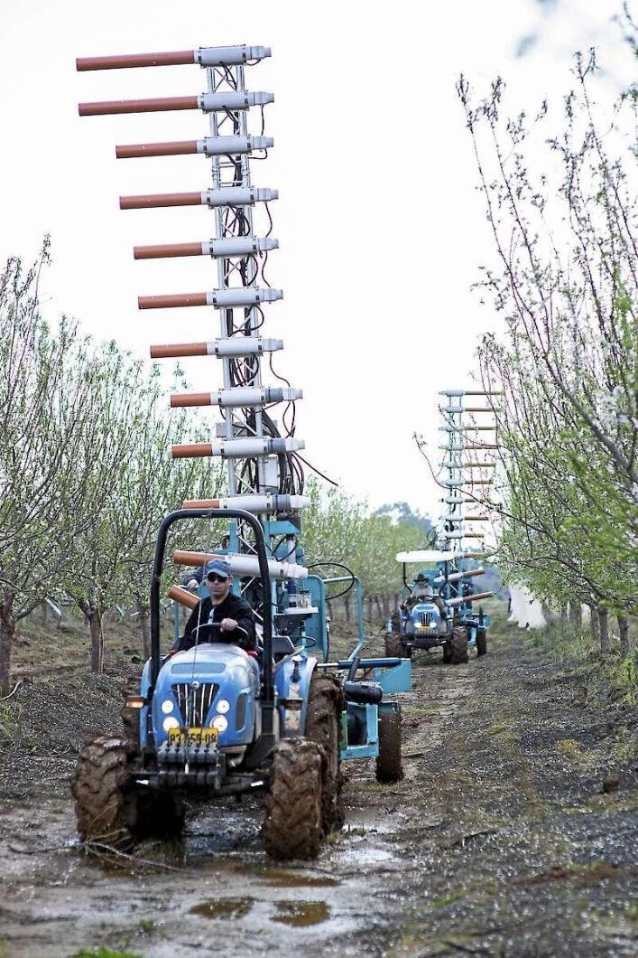 Edetes bifria pollinator 2Be använder ljusradar, lidar, för att rikta in elektrostatkanonerna som skjuter pollendammet mot blommorna. Rören på masten är elektrostatkanonerna.
