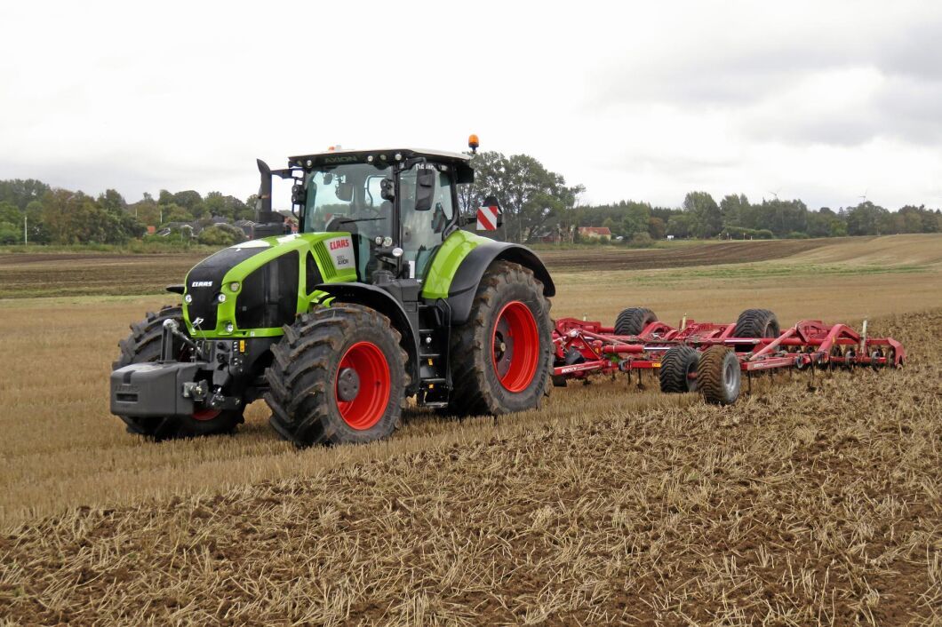 Med optimeringsprogrammet Cemos för traktor blir Claas först med inbyggd traktor- och redskapsinstruktör.