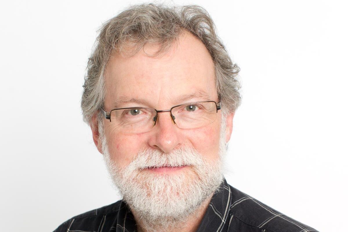 Gunnar Isacsson hoppas att det blir färre skador av granbarkborre i år då skadeinsektens fiender av allt att döma vuxit i antal.