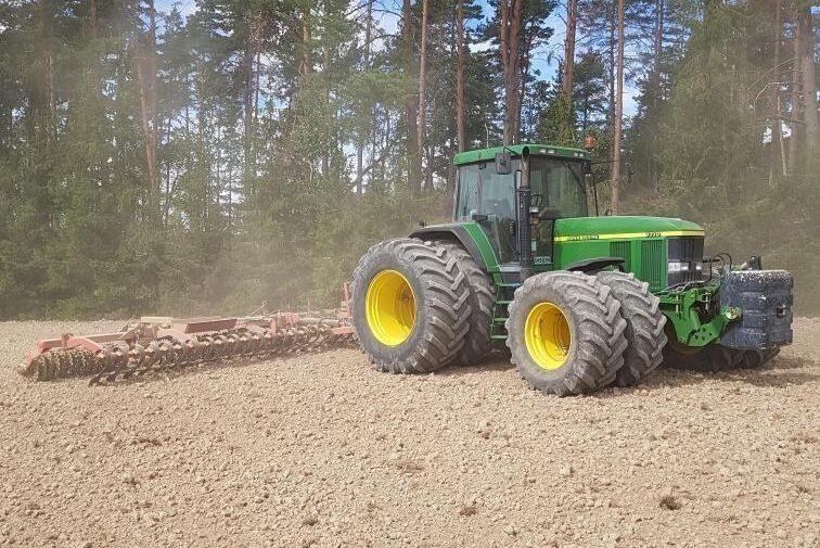 Det är vårbruk och den här grymma dragaren finns hos Patrik Granholm Fredriksson. Han är andre ägaren och John Deere 7710:an har gått 5 210 timmar och den kommer att vara länge på gården, meddelar han.