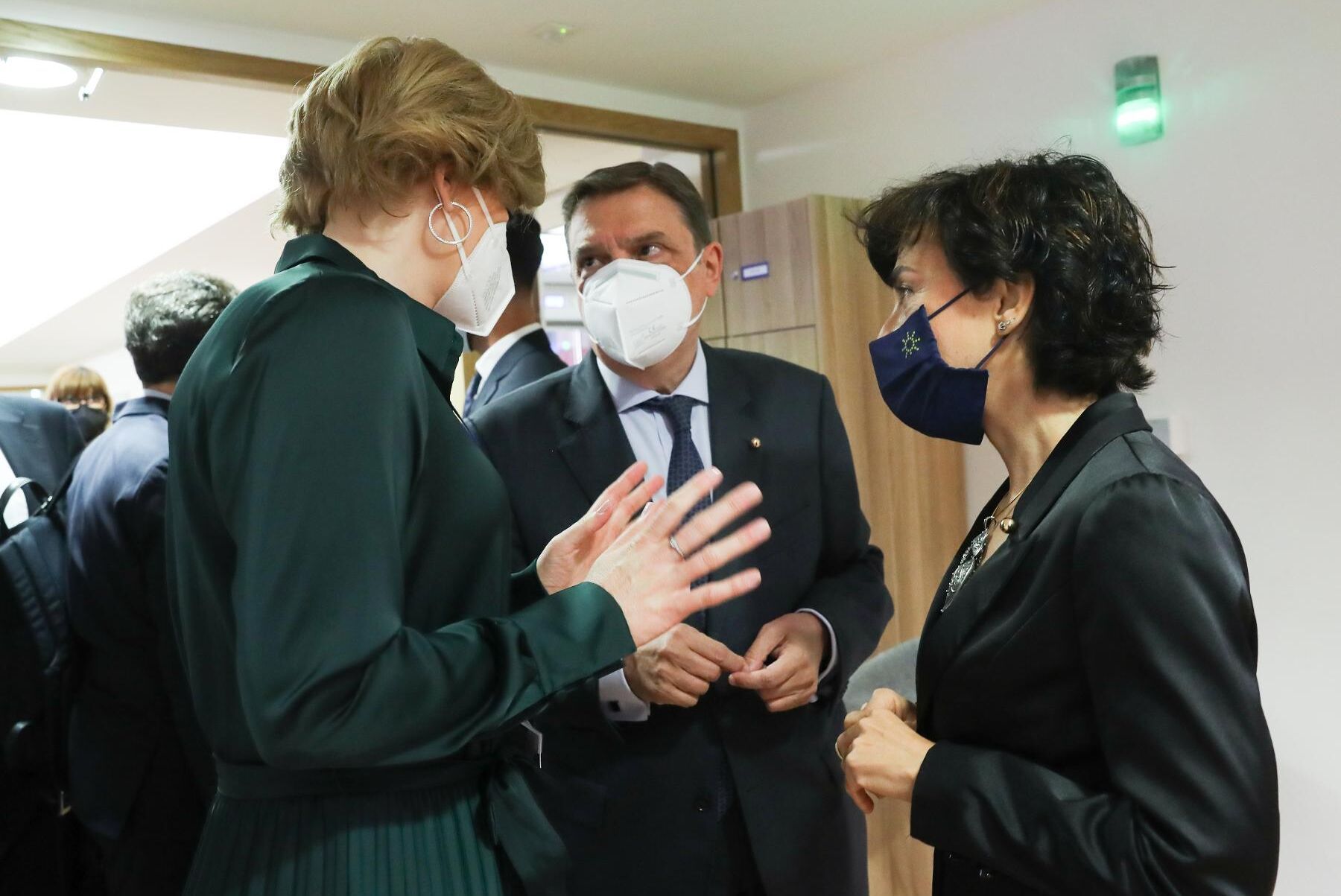 EU:s jordbruksministrar har mycket att prata om under maj månads rådsmöte. Här samtalar Tysklands jordbruksminister Julia Klöckner, hennes spanska kollega Luis Planas Puchedes och Portugals jordbruksminister Maria do Ceu Antunes.