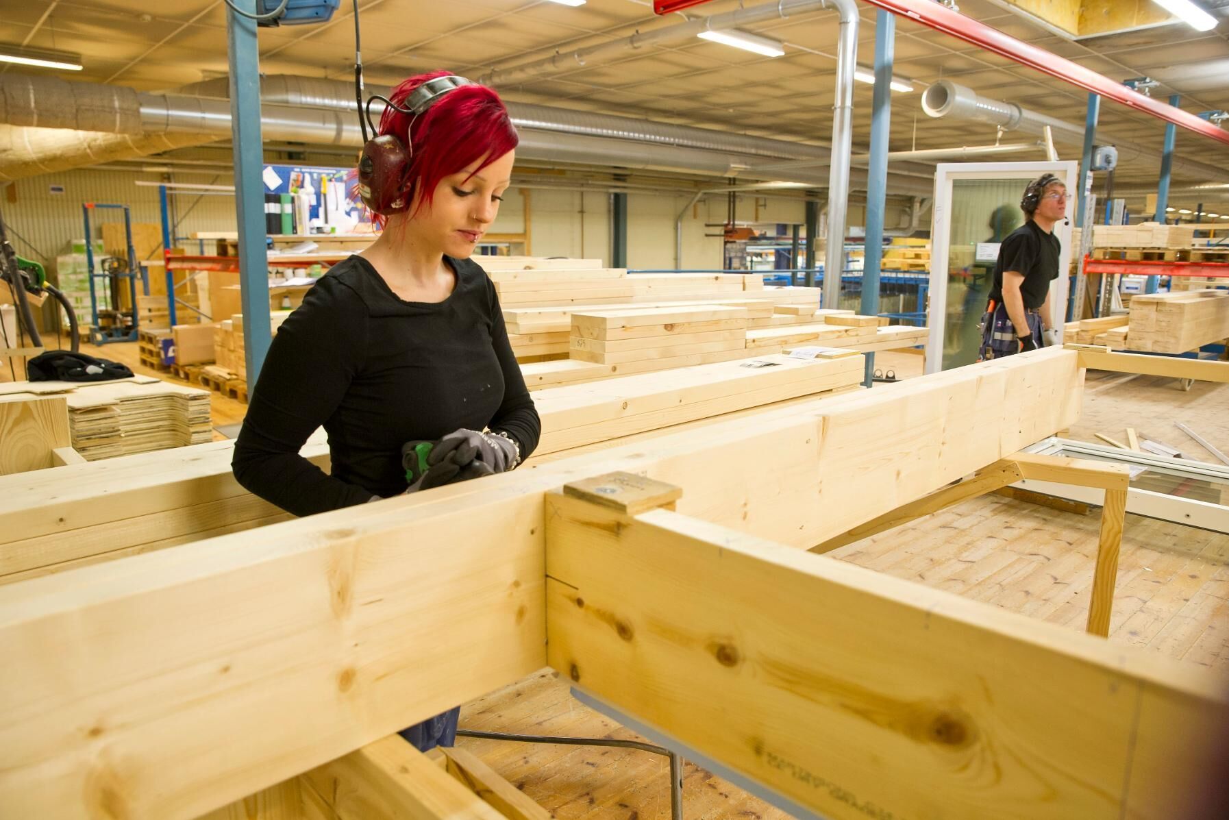 Lindbäcks i Piteå bygger trähusmoduler, här är det Emmeli Persson som jobbar i fönsterstationen i fabriken i Öjebyn.