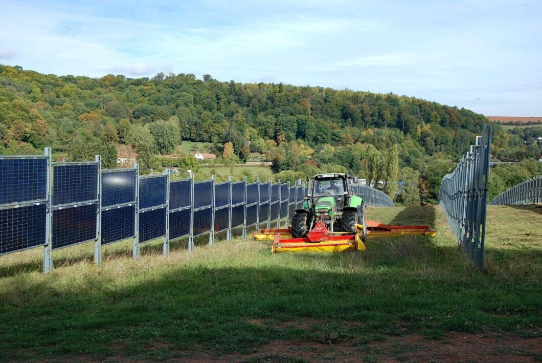 Hur anläggningen på Kärrbo prästgård ska utformas är inte klart, bilden visar ett agrivoltaiskt system utanför tyska Dirmingen.