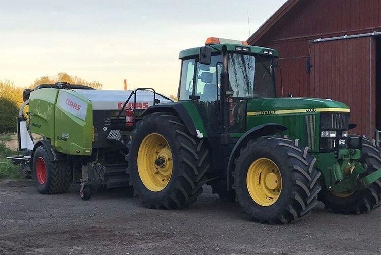 Carl Lennartsson har skickat bilder på två John Deere 7710 på Åsens Egendom utanför Hjo, den ena har gått 8 000 timmar och den andra 9 000 timmar. Här kan du njuta av en av de underbara traktorerna.