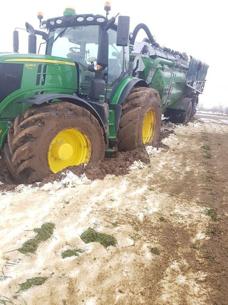 Det går tungt att dra stora tunnor på mjuka marker. Erik Andersson är ute med sin John Deere 6230R och baktill hänger en 20 kubiks AP-tunna. Traktorn är laddad med 900-däck på bakaxeln.
