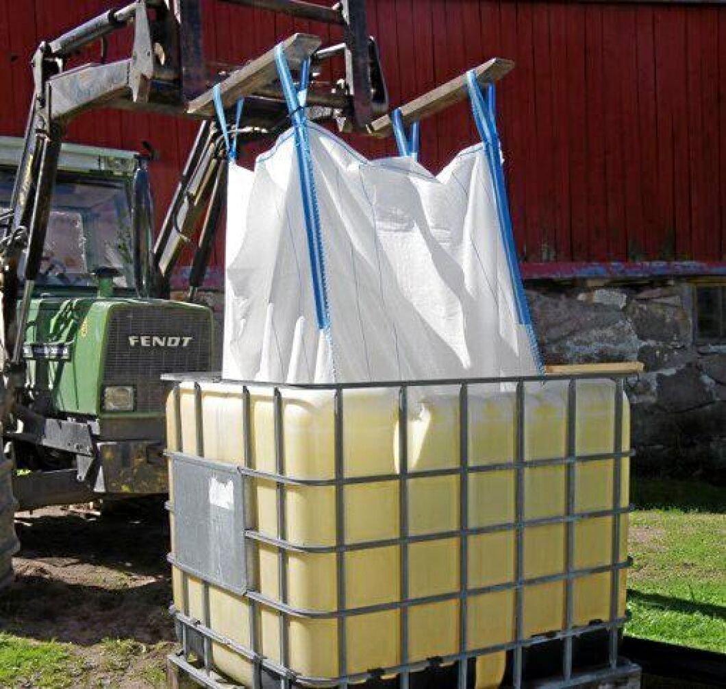 Ett par hundra kilo rensat korn fuktas, stöps, under två dygn i en storsäck nedsänkt i en vattenfylld IBC-behållare. Säcken lyfts upp några gånger per dag ur vattnet.