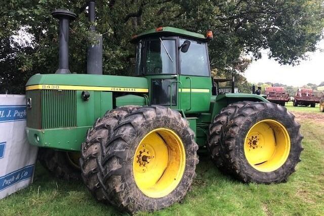 En biffig John Deere 8430 som gått 6 672 timmar. Hugade spekulanter ska veta att det är lite problem med backväxlarna.