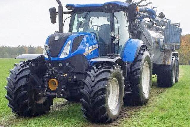 New Holland T7.225 och en 18 kubiks Star-tunna med 16 meters ramp körs här av Natanael Ek.