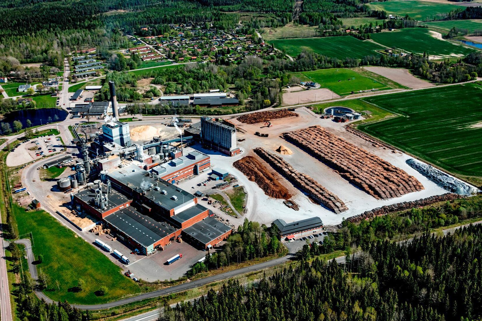 Nordic Papers massabruk i Bäckhammar har en kapacitet på 230 000 ton massa per år och de två pappersmaskinerna kan producera 160 000 ton kraftpapper.