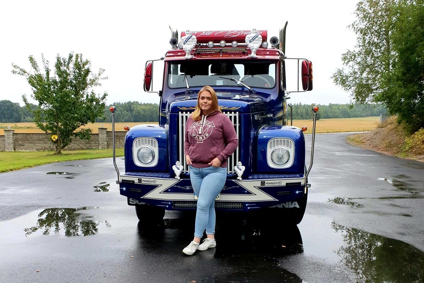 Ronja Löfgren med sin Scania. Hon gillar att vara störst på vägen.