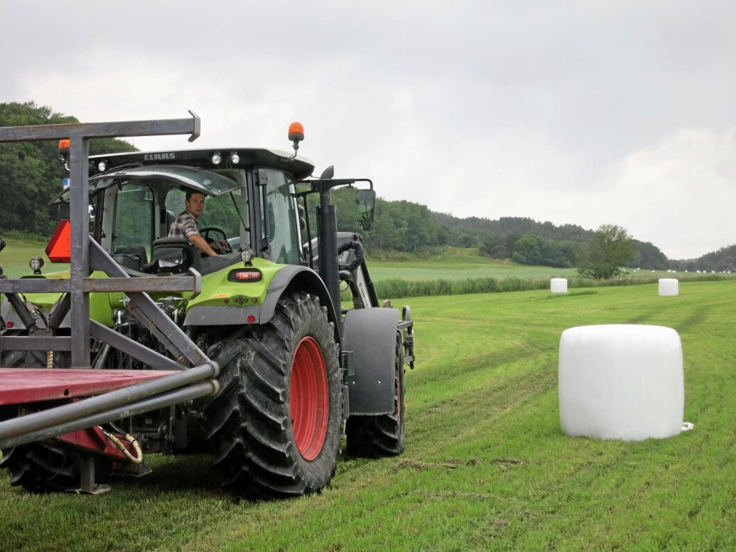 Med hjälp av GPS-koordinater och algoritmer skulle en dator kunna räkna ut den effektivaste rutten för insamling av balar från åkern, enligt Andreas Niklassons tävlingsbidrag till Teknikutmaningen.