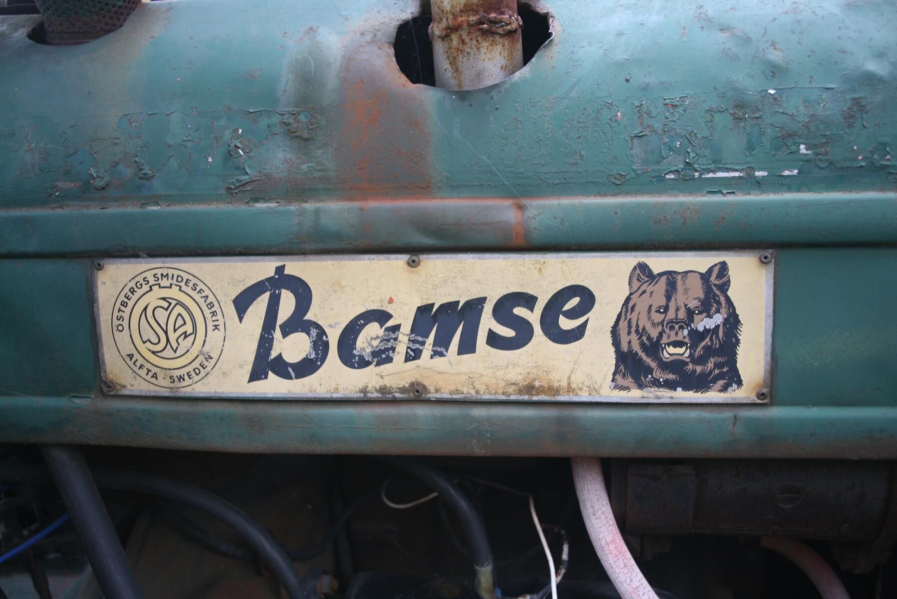 Bamse blir en succé i skogen men det som irriterar förarna är läckande tätningar i styrkopplingarna och sprickor i bakaxeln. Problemen åtgärdas i nya Bamse 1960.
