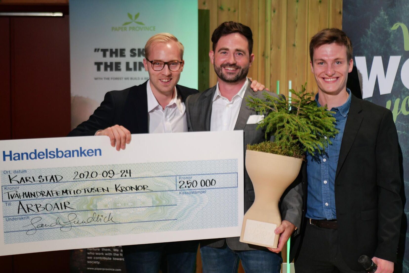 Arboair är vinnare av innovationstävlingen "What wood you do". Från vänster: Jacob Hjalmarsson, Markus Drugge och Josef Carlson.