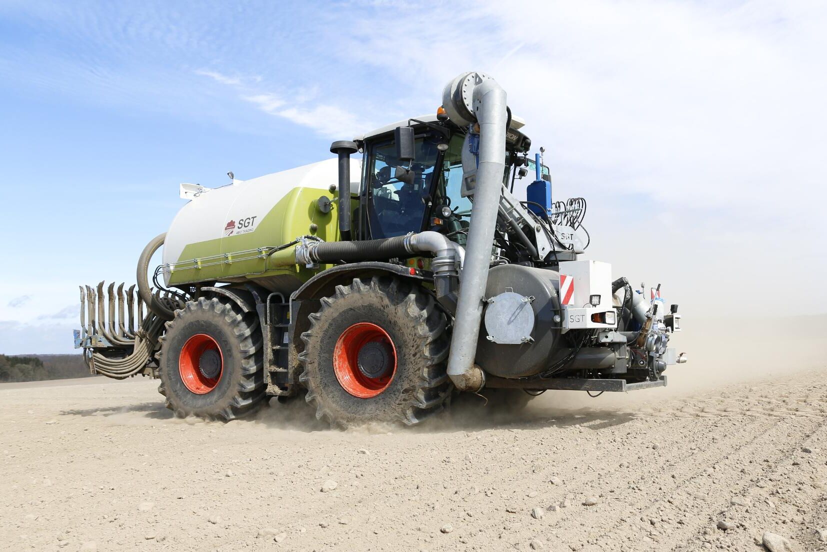 Vad är detta? Tittar du riktigt noga så anar du en Claas Xerion 3800 under all utrustning. De två tankarna rymmer 15 kubik tillsammans och den stora ”snabeln” kan både pumpa och suga gödsel.