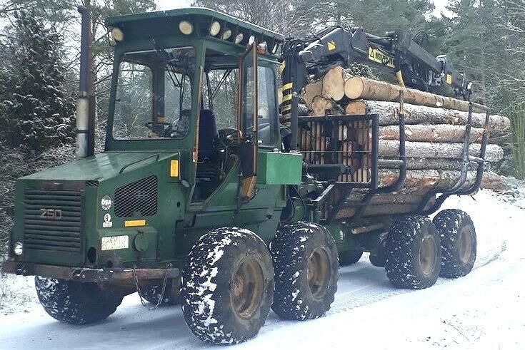 Det är fullt lass på ÖSA 250 som är från mitten av 1980-talet, skriver Stefan Ljungfjärd. ÖSA 250 börjar säljas 1980 och då stundar de riktigt svåra tiderna för tillverkarna av skogsmaskiner.