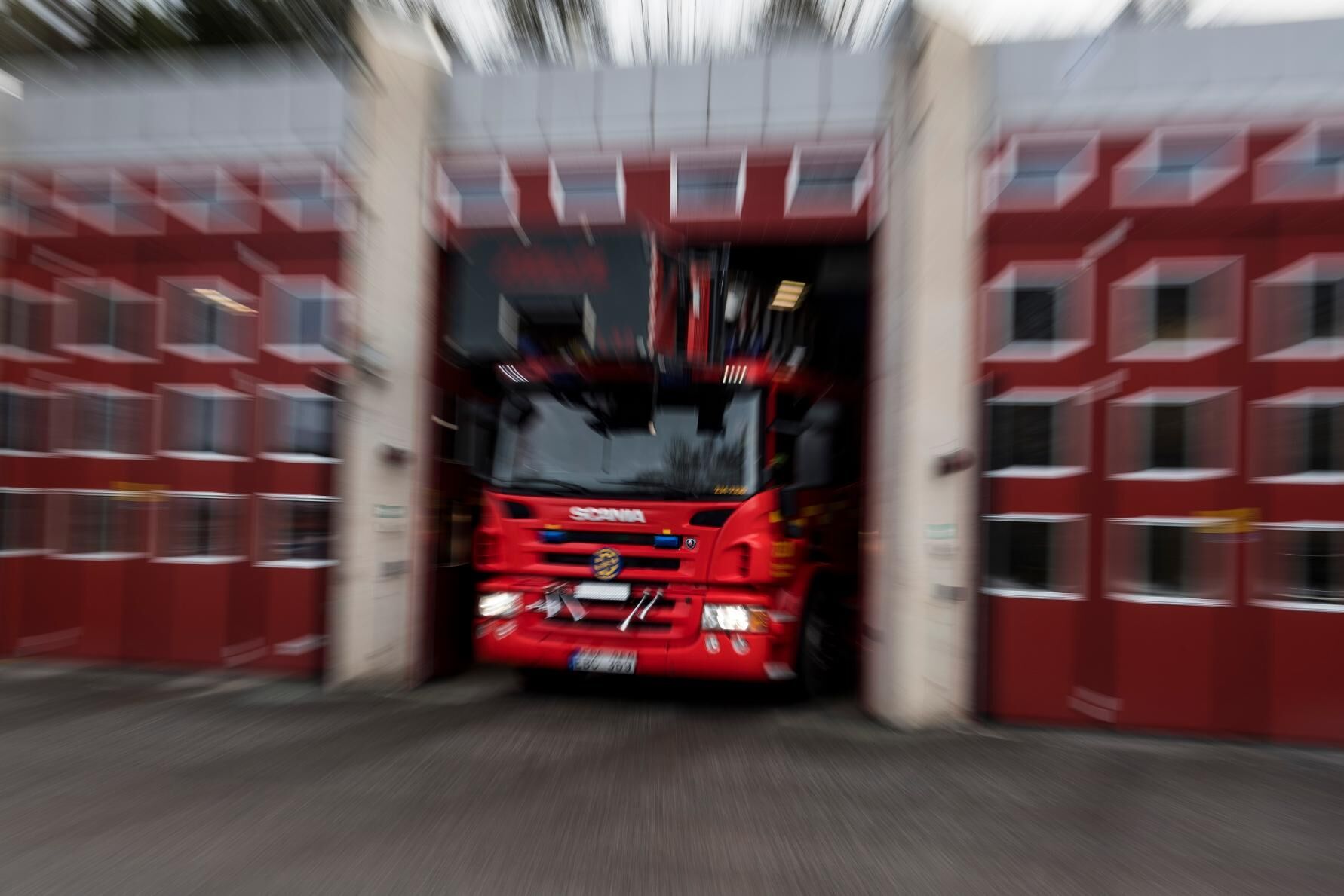 En ladugård utanför Söderköping står i full brand. Arkivbild.