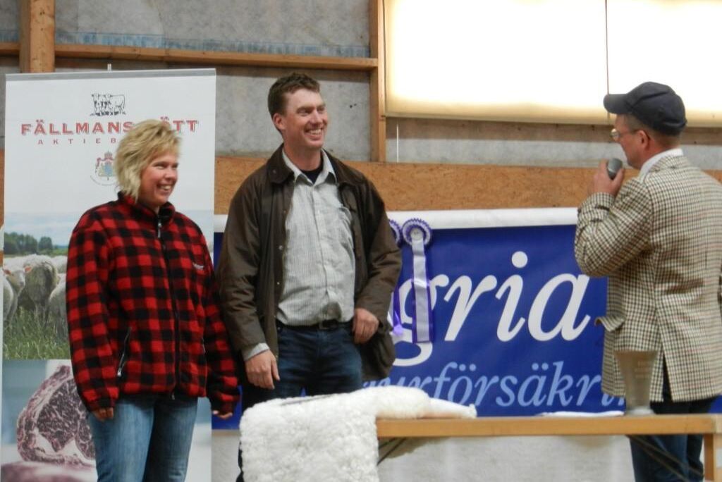 Tomas Olsson, ordförande för Sveriges Lammköttsproducenter tillsammans med sin fru Anna Olsson. De driver ett produktionslantbruk med köttdjur och avel på Norrby Gård utanför Kungsör.