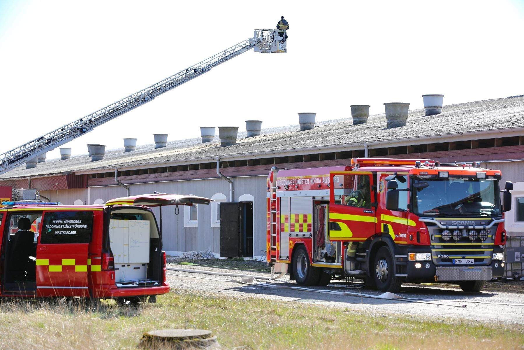 Räddningsstyrkor från flera enheter var på plats för att bekämpa branden.
