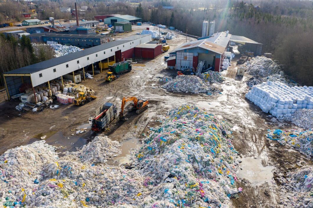 Berg av balplast ligger och väntar på att återvinnas vid fabriken i Korsberga utanför Vetlanda.