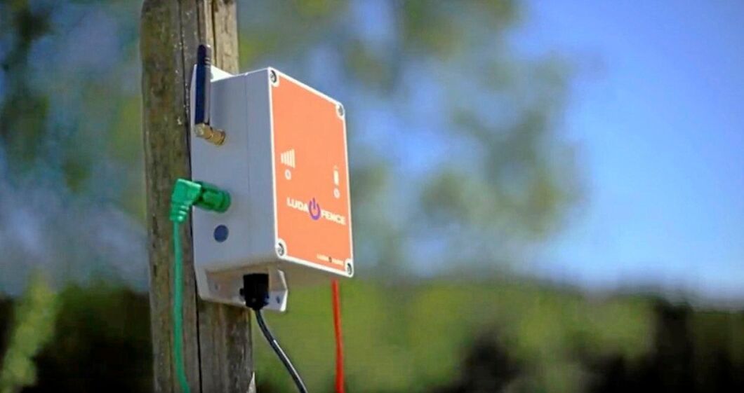 Enheten med egen mobilantenn kopplas enkelt till elstängslet med hjälp av en vanlig krokodilklämma.