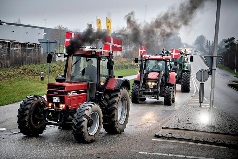 Här drar lantbrukare i väg från Roskilde för att ansluta sig till demonstrationen i Köpenhamn.