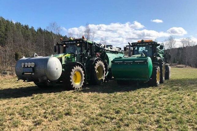 August Stjärnes John Deere 7230R med 3 kubiks fronttank är kopplad till Samson PG18.