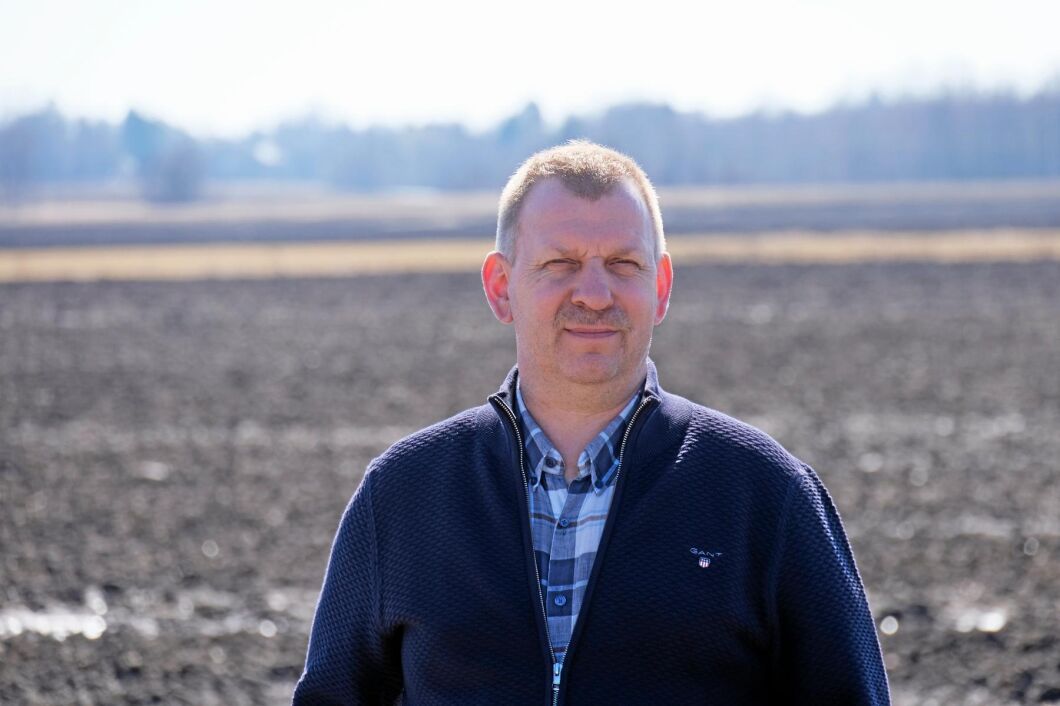 Erik Bäckström har sin gård i byn Stöcke utanför Umeå. Här, i slutet av april, hade tjälen ännu inte riktigt släppt sitt grepp helt.