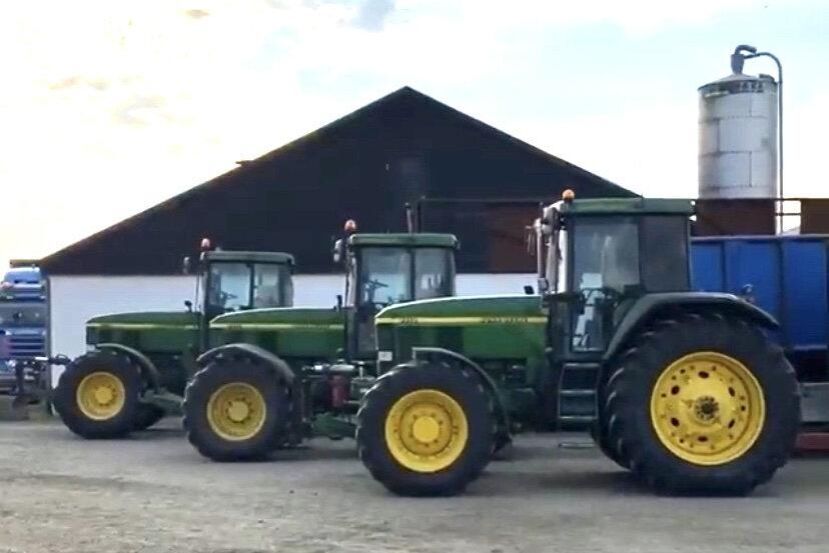 Kolla! Hos Melker Jeppson finns det tre (!) John Deere 7710. Och dessutom en John Deere 7800, alla på samma gård. Det måste vara rekord och vilket paradis!?