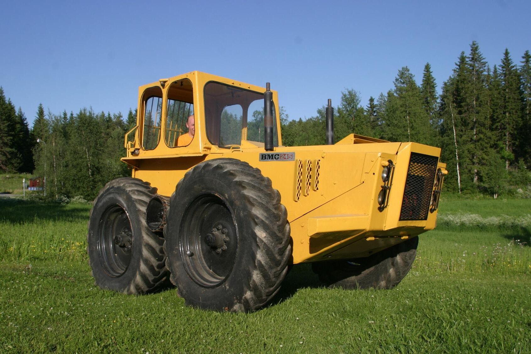 BMC 245 har två motorer och byggs av Hultdins Verkstads AB i Malåträsk i samarbete med BMC Sweden AB som då importerar jordbrukstraktorn Nuffield. Den fyrhjulsdrivna maskinen byggs 1965 till 1970 och med band är den svårstoppad i skogen.