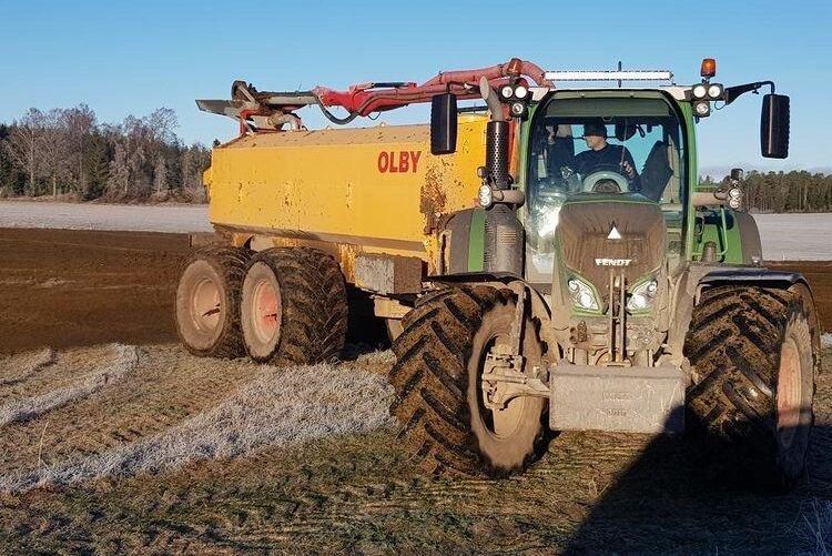 När de första minusgraderna kom i höstas passade Adam Kling på att köra ut med Fendt 724 och den 18 kubik stora Olby-tunnan.