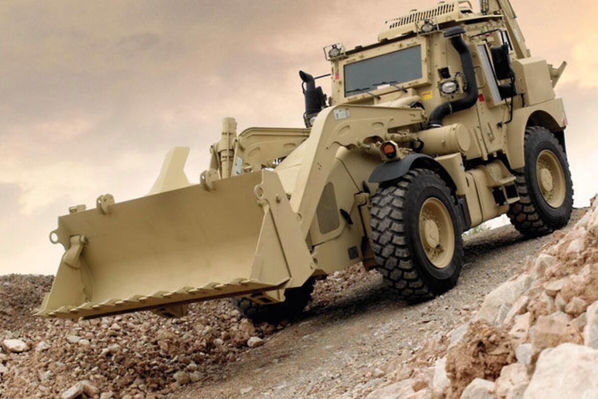 Beroende på skyddsnivå väger grävlastaren mellan 13,5 till 16,2 ton.