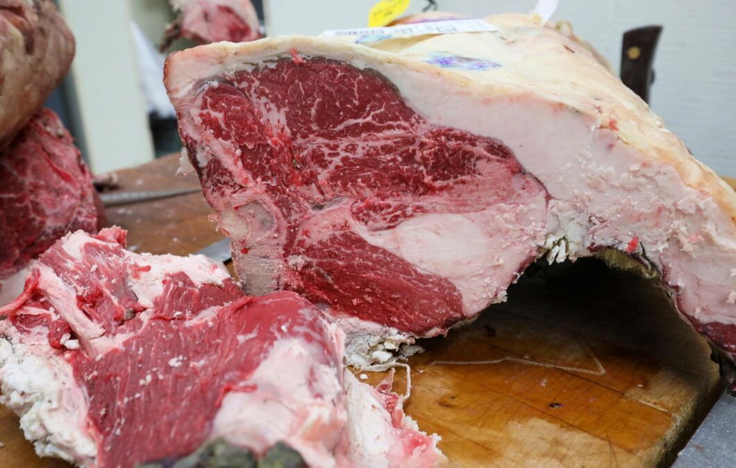 Staten ska betala ersättning till köttföretaget i södra Sverige efter ett felaktigt beslut av Livsmedelsverket.