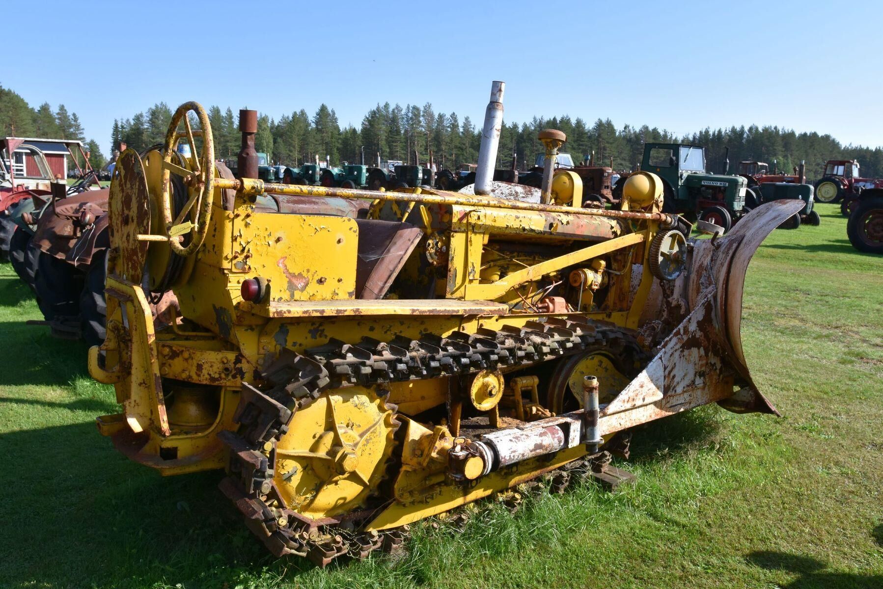 Före detta militär bandschaktare Allis Chalmers 4-cylinder från 1940-talet.