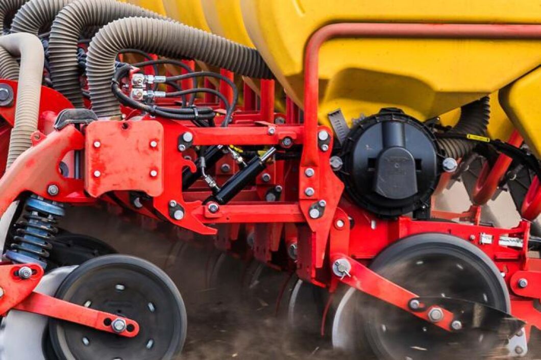 Den hydrauliska viktöverföringen, som sitter på varje radenhet, gör att föraren kan optimera radenhets-trycket med stor precision.