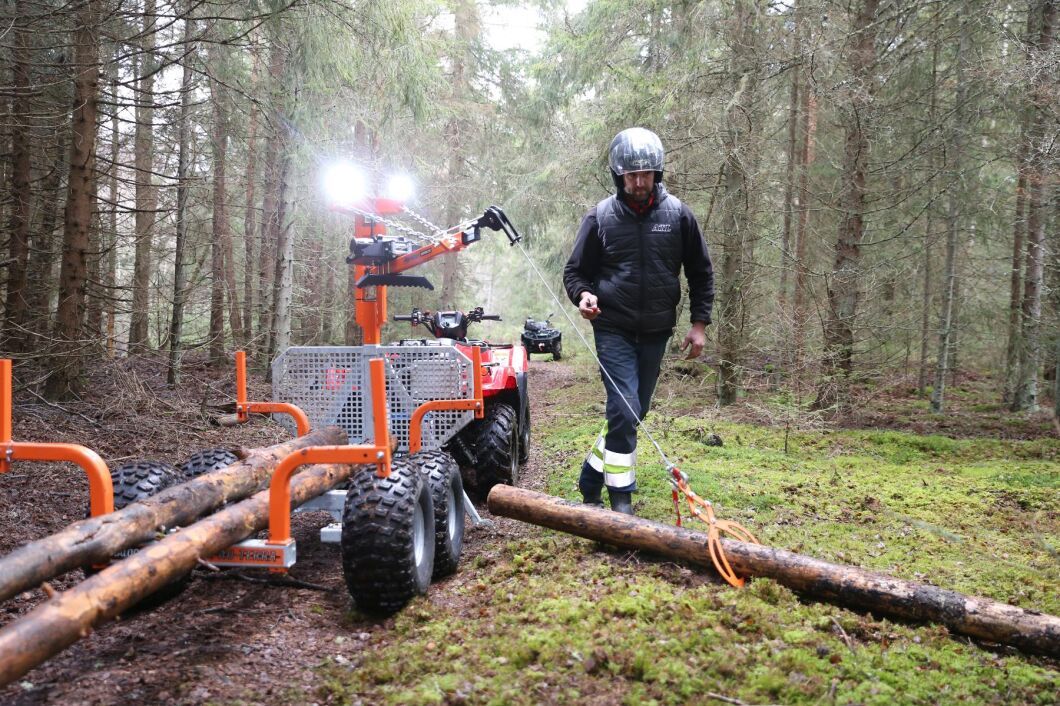 ATL:s fyrhjulingsexpert Per Johansson tycker att en enkel vagn med vinsch kan göra väl så stor nytta som en dyr vagn med griplastare.