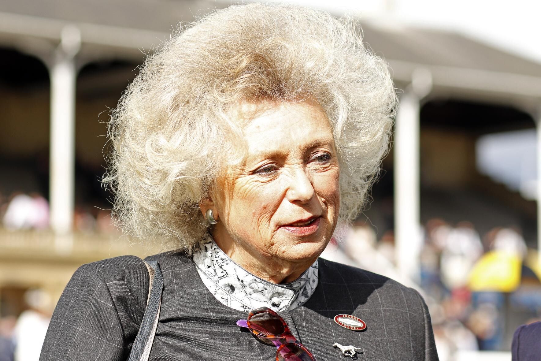 Kirsten Rausing på hästkapplöpning 2017.